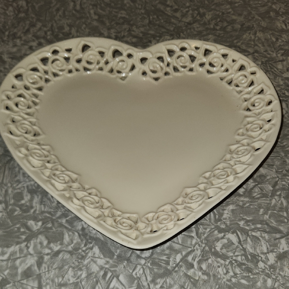 Elegant Cream Heart-Shaped Lace Plate